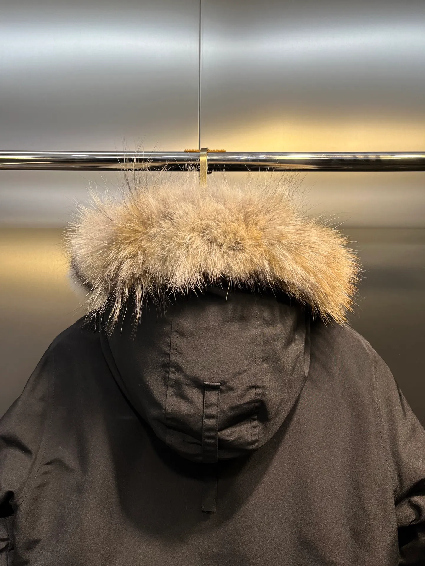 P840 Canada Goose Canada Goose #Expedition03 Parker, a treasure of Canadian origin! Limited supply worldwide! Canada Goose Model 03 is a top-notch couple model. The polar cold-proof outdoor series fur collar detachable hooded parka down jacket is the first Goose in 2024. I hope my friends will like it. Peak quality. I hope everyone can identify it together! The most popular cool items of the Big Goose family in 2024 are online. The same popular product of Yi Yang Qianxi is said to be a joint limited edition Big Goose that cannot be bought in autumn and winter. If you dislike the sameness of the Big Goose in the past, then this model will definitely give you a different experience! This year's most powerful couple's collection for autumn and winter is online, a top-notch luxurious ready-to-wear style, paired with an outdoor warm down jacket with great style and charm! The most standard and classic items of the Daye family in the past two years are equipped with unique reflective stripes for embellishment, which further shows the high-end fashion performance effect. With the embellishment of hardware buckles, it has excellent performance effect. The upper body is clean, simple and elegant, even for urban leisure. It is suitable for various occasions. Designed with large pockets, this model has a large capacity and is equipped with reflective stripes, making it safer at night. It is suitable for various adventure activities. It is made of windproof and waterproof technical materials. The interior is filled with full white duck down, which is absolutely cold-proof and warm. It also has a stand-up collar design and fine fluff at the collar, with meticulous attention to detail! The charm of this model is also more spiritual, and the upper body has more temperament and specifications. It perfectly shows the ultra-high standard of fashionable performance of this model, integrating outdoor and life, and you can even create high-street wear! The most pinnacle limited-edition goose that we have presented so far, both in terms of design and detailed materials, it is completely outstanding. The grand and evergreen version design is matched with cool reflective elements. The overall appearance can be said to be quite high, and it has that kind of powerful outdoor performance! It combines high-end casual attributes with high-street style. It is high-grade, domineering, warm, and beautiful. The visibility of the upper body is quite strong, and the configuration of the owl element is highly brand-recognizable. It fully complements the overall brand performance and visual effects, and also has the high-end sense of fashion and fashionable performance. It is a must-buy product because it is the most awesome down brand on the planet and one of Canada's three national treasure brands. It is also a sentimental down luxury brand. In the field of polar cold-proof clothing, Goose has made an irreplaceable contribution... Size: xs s m l xl